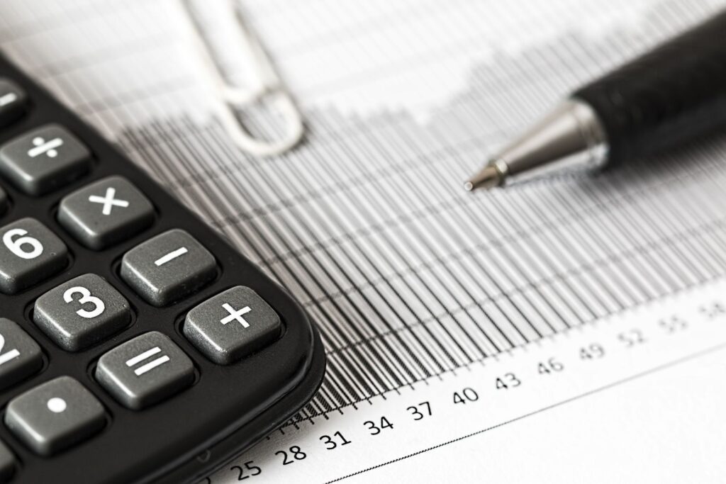 Lommeregner og pen på bord – økonomi og business case for elektrificering