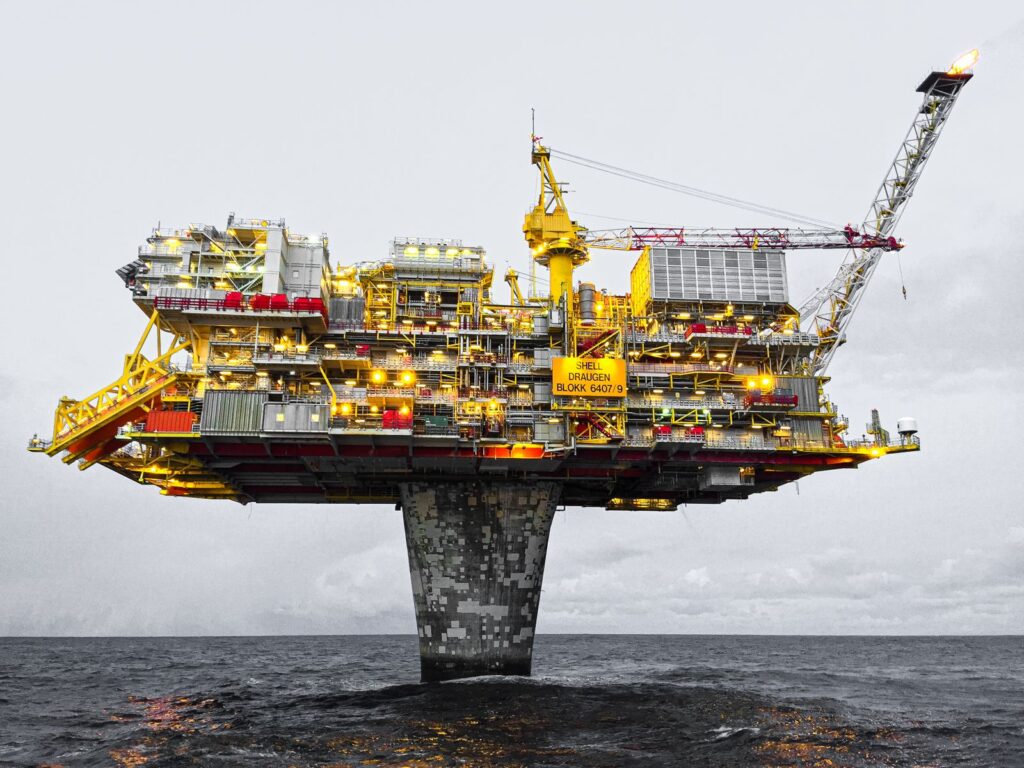 Offshore-platform i kolde, nordlige farvande under overskyet himmel – heat tracing under ekstreme forhold
