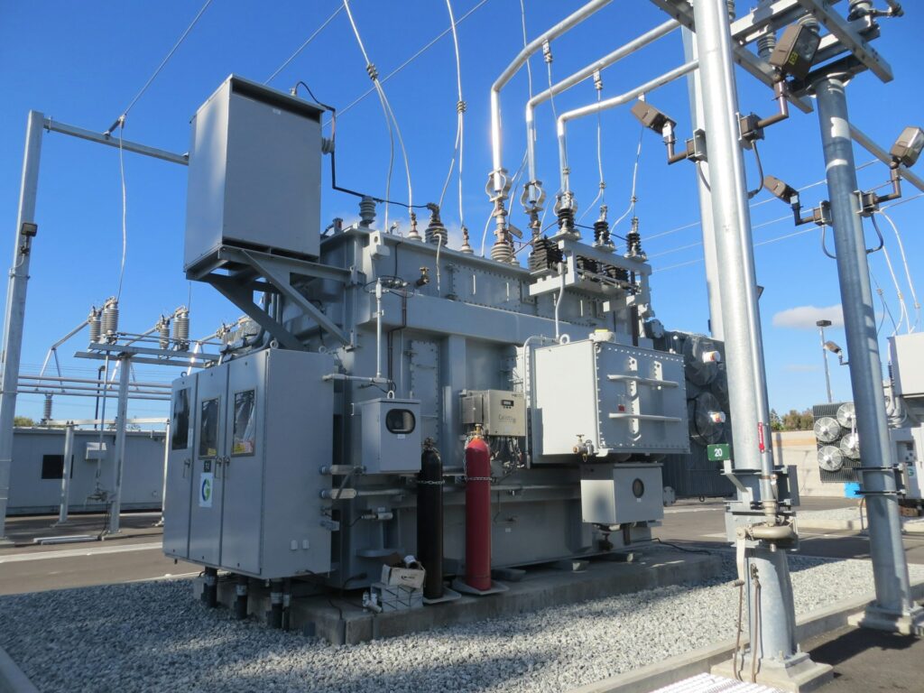 Transformer i en udendørs transformerstation under blå himmel – elnettets kapacitet er afgørende for drift af elkedler