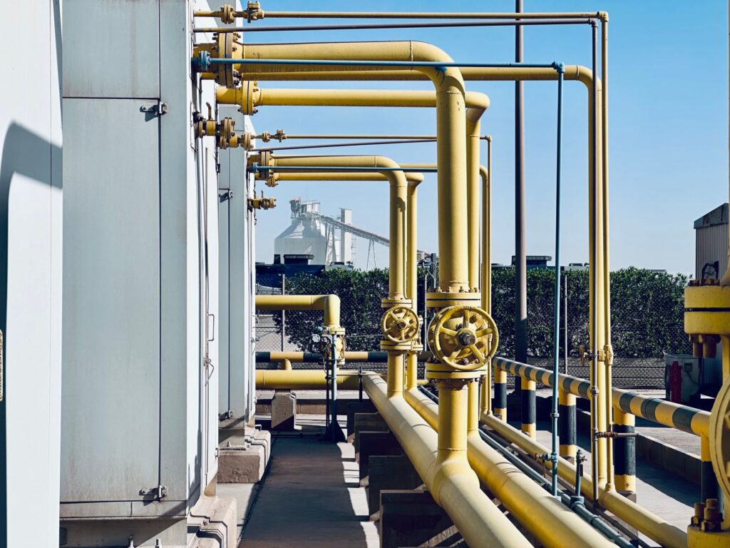 Udendørs industrielle procesrør med håndhjulsventiler på et anlæg – rørføringer, hvor frostsikring og temperaturvedligehold med heat tracing er relevant